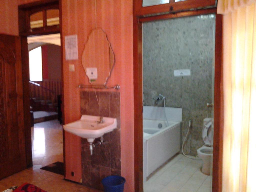 Villa And Resto Basanova Batu  Dış mekan fotoğraf