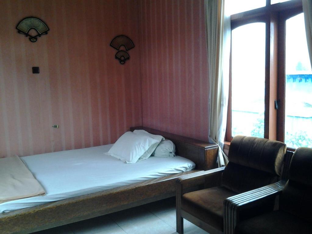 Villa And Resto Basanova Batu  Dış mekan fotoğraf